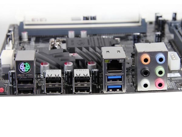 T. Madre ECS P67H2-A3-B3, ChipSet Intel P67 Exp.,
Soporta: Core i7/i5/i3 de Socket 1155,
USB 3.0 y SATA 3.0,
Integrado: Audio HD, Red,
Memoria: DDR3 2133(OC)/1600/1066MHz, 16GB Max,
ATX, Ptos: 2xPCIEX16, 1xPCIEX1