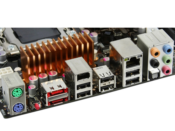 T. Madre ECS X58B-A3 SLI, ChipSet Intel X58.
Soporta: Core i7 Socket 1366,
Memoria: DDR3 Triple-channel 1333 MHz, 24GB Max,
ATX, Ptos: 2xPCEx16, 2xPCEx1, 1xPCI, 1xPCEx4
