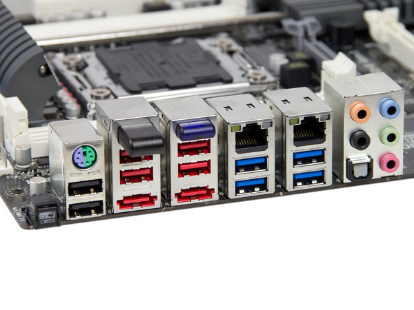 T. Madre ECS X79R-AX, ChipSet Intel X79 Exp.,
Soporta: Core i7 de Socket 2011, 
USB 3.0 y Serial ATA 3.0, 
Memoria: DDR3 2500(OC)/2400(OC)/2133(OC)MHz, 64GB Max, 
ATX, Ptos: 4xPCIEx16, 2xPCIEx1.