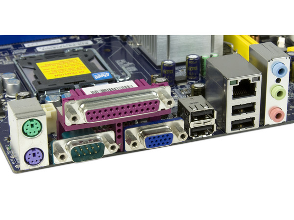 Tarjeta Madre Foxconn G31MX-K 2.0, ChipSet G31+,
Soporta: Core 2 Quad, Core 2 Duo, 1066/1333MHz,
Memoria: DDR2 800/667MHz, 2 Bancos, 4GBMax,
Integrado: Audio 5.1, Red, Video Intel, Diseño: mATX,
Puertos: 1xPCIEx16, 1xPCIEx1, 2xPCI