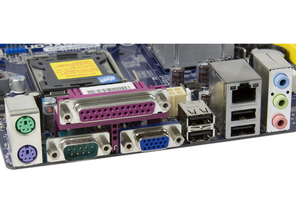 Tarjeta Madre Foxconn G41MX-K, ChipSet Intel G41 + ICH7,
Soporta: Core 2 Quad, Core 2 Duo, 1066/1333MHz,
Memoria: DDR2 800/667MHz, 2 Bancos, 8GBMax,
Integrado: Video Intel X4500, Audio 7.1, Red,
mATX, Puertos: 1xPCI-Ex16 2.0, 1xPCI-Ex1, 2xPCI