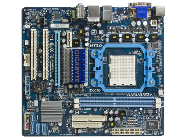 T. Madre Gigabyte GA-MA78LM-S2, ChipSet AMD760G,
Soporta: Phenom I y II, Athlon, Socket AM2+/AM3,
Integrado: Audio HD, Red 10/100/1000 Mbit,
Memoria: DDR2 1200(O.C.)/1066/800MHz, Diseño ATX,
Ptos: 1xPCIEX16, 1xPCIEX1, 2xPCI