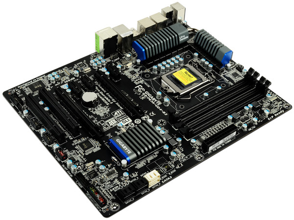 T. Madre Gigabyte P67A-UD4-B3, ChipSet Intel P67 Exp.,
Soporta: Core i7/i5/i3 de Socket 1155, 
USB 3.0 y Serial ATA 3.0, 
Memoria: DDR3 2133/1866/1600, 32GB Max, 
ATX, Ptos: 2xPCIEx16, 3xPCIEx1, 2xPCI