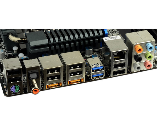T. Madre Gigabyte P67A-UD4-B3, ChipSet Intel P67 Exp.,
Soporta: Core i7/i5/i3 de Socket 1155, 
USB 3.0 y Serial ATA 3.0, 
Memoria: DDR3 2133/1866/1600, 32GB Max, 
ATX, Ptos: 2xPCIEx16, 3xPCIEx1, 2xPCI