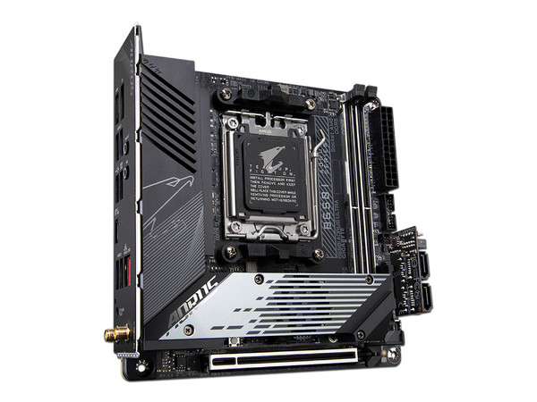 T. Madre GIGABYTE B650I AORUS ULTRA, Chipset B650,
Soporta: AMD Ryzen Serie 7000, Socket AM5,
Memoria: DDR5 6400(OC)/5600(OC)/4400 MHz, 96GB Max,
Integrado: Audio HD, Wi-Fi 6E, M.2, SATA III,
Mini-ITX, Ptos: 1xPCIe4.0x16