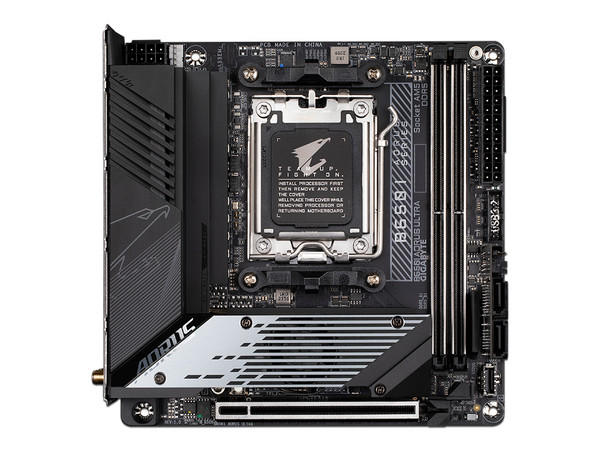 T. Madre GIGABYTE B650I AORUS ULTRA, Chipset B650,
Soporta: AMD Ryzen Serie 7000, Socket AM5,
Memoria: DDR5 6400(OC)/5600(OC)/4400 MHz, 96GB Max,
Integrado: Audio HD, Wi-Fi 6E, M.2, SATA III,
Mini-ITX, Ptos: 1xPCIe4.0x16