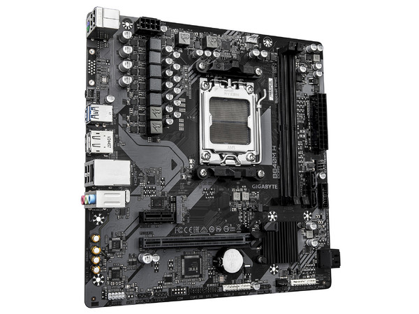T. Madre Gigabyte B840M H:
Chipset AMD B840,
Segmento: Alto,
Soporta: Procesadores AMD Serie 9000, 8000 y 7000, Socket AM5,
Memoria: DDR5 7200/5600/4800MHz, 64GB Max, 
Integrado: Wi-Fi, USB, M.2, 
Micro-ATX, Ptos: 1xPCIE4.0x16.