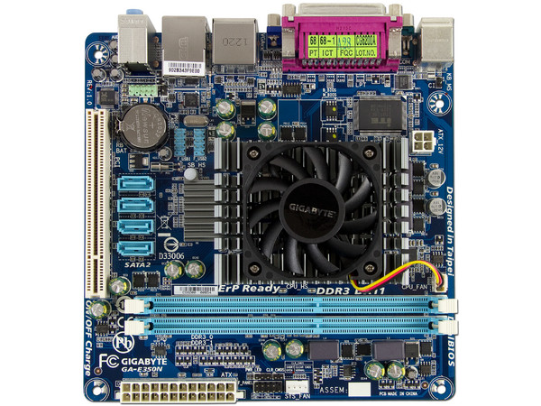 T. Madre Gigabyte E350N, Chipset AMD A45 FCH,
Procesador Integrado AMD E-350D (1.6GHz),
Integrado: Video Radeon HD 6310,
SATA 3.0,
Memoria: DDR3 1333(O.C.)/1066 MHz,
Mini ITX, Ptos: 1xPCI.