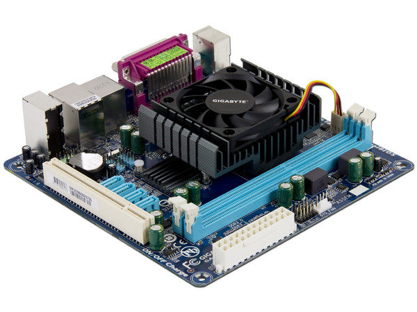 T. Madre Gigabyte E350N, Chipset AMD A45 FCH,
Procesador Integrado AMD E-350D (1.6GHz),
Integrado: Video Radeon HD 6310,
SATA 3.0,
Memoria: DDR3 1333(O.C.)/1066 MHz,
Mini ITX, Ptos: 1xPCI.