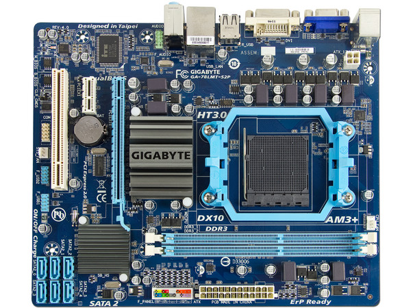 T. Madre Gigabyte 78LMT-S2P, ChipSet AMD 760G,
Soporta: Phenom II, Athlon II y FX de Socket AM3+,
Integrado: Video Radeon HD 3000, Audio HD, Red,
Memoria: DDR3 1333+(O.C.)/1066/800MHz, Max. 8GB,
M-ATX, Ptos: 1xPCIEX16, 1xPCIEX1, 2xPCI