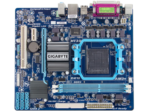 T. Madre Gigabyte 78LMT-S2PT, ChipSet AMD 760G,
Soporta: FX, Phenom II/ Athlon II Socket AM3+,
Memoria: DDR3 1333(O.C.)/1066/800 MHz, 16 GB Max,
Integrado: Audio HD, Red,
Micro-ATX, Ptos: 1xPCIEX16, 1xPCIEX1