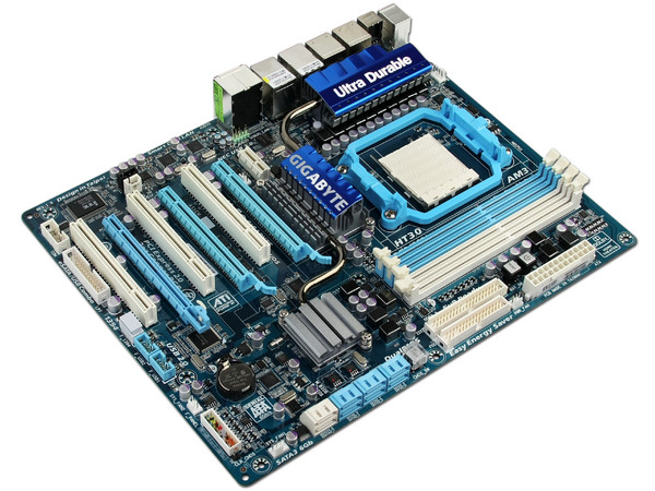T. Madre Gigabyte GA-790FXTA-UD5, ChipSet AMD 790FX,
Soporta: Phenom II, Socket AM3,
USB 3.0 y Serial ATA 3.0,
Integrado: Audio HD, Red, 
Memoria: DDR3 1866(OC)/1333MHz,
Diseño ATX, Ptos: 3xPCIE