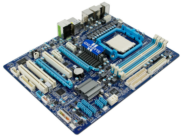 T. Madre Gigabyte GA-A870-UD3, ChipSet AMD 870,
Soporta: Phenom II X6 y X4 de Socket AM3,
Integrado: Audio HD, Red 10/100/1000Mbit,
Memoria: DDR3 2000(OC)/1333/1066 MHz,
Diseño ATX, Ptos: 2xPCIEX16, 2xPCIEX1, 3xPCI