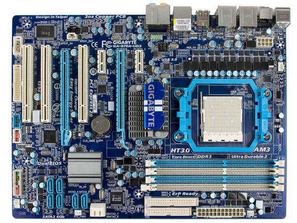T. Madre Gigabyte GA-A870-UD3, ChipSet AMD 870,
Soporta: Phenom II X6 y X4 de Socket AM3,
Integrado: Audio HD, Red 10/100/1000Mbit,
Memoria: DDR3 2000(OC)/1333/1066 MHz,
Diseño ATX, Ptos: 2xPCIEX16, 2xPCIEX1, 3xPCI