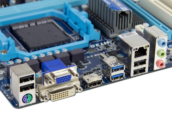 T. Madre Gigabyte GA-880GM-USB3L, ChipSet AMD 880G,
Soporta: Phenom II X6/Athlon de Socket AM3+,
USB 3.0,
Memoria: DDR3 1666(O.C.)/1333MHz, 8GB Max.
Micro-ATX, Ptos: 1xPCIEX16, 1xPCIEX1, 2xPCI