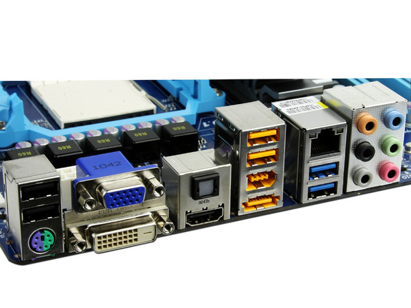 T. Madre Gigabyte GA-880GMA-UD2H, ChipSet AMD 880G,
Soporta: Phenom II X4/X6 Socket AM3,
USB 3.0/SATA 3.0
Integrado: Radeon HD4250, Audio HD, Red,
Memoria: DDR3 1800(OC)/1333/1066,
ATX, Ptos: 2xPCIEX16, 1xPCIEX1.