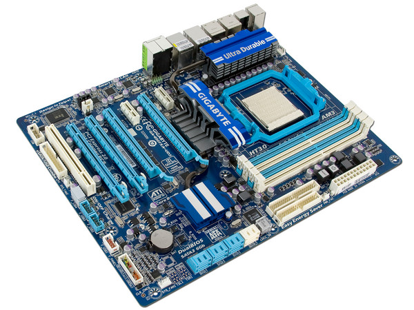 T. Madre Gigabyte GA-890FXA-UD5, ChipSet AMD 890FX,
Soporta: Phenom II X6 y X4 de Socket AM3,
Integrado: Audio HD, Red 10/100/1000 Mbit,
Memoria: 2000(OC)/1333/1066MHz,
Diseño ATX, Ptos: 4xPCIEX16, 2xPCIEX1, 1xPCI 