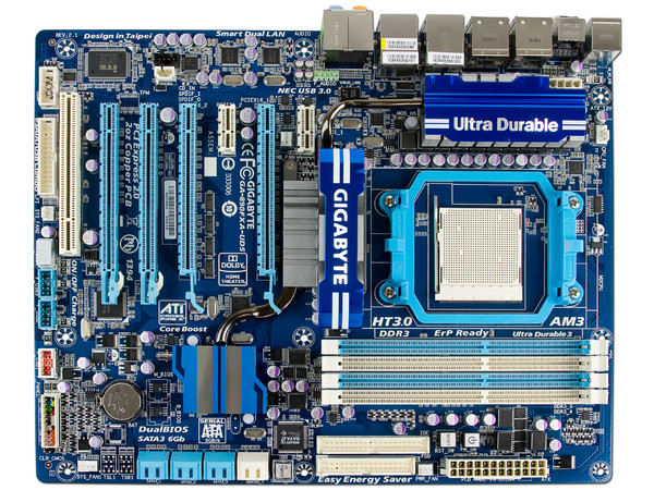 T. Madre Gigabyte GA-890FXA-UD5, ChipSet AMD 890FX,
Soporta: Phenom II X6 y X4 de Socket AM3,
Integrado: Audio HD, Red 10/100/1000 Mbit,
Memoria: 2000(OC)/1333/1066MHz,
Diseño ATX, Ptos: 4xPCIEX16, 2xPCIEX1, 1xPCI 