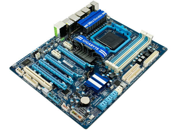 T. Madre Gigabyte GA-890FXA-UD5, ChipSet AMD 890FX,
Soporta: Phenom II X6 y X4 de Socket AM3+,
Integrado: Audio HD, Red 10/100/1000 Mbit,
USB 3.0 y Serial ATA 3.0,
Memoria: DDR3 2000(OC)/1333MHz,
Diseño ATX, Ptos: 4xPCIEX16,2xPCIEx1