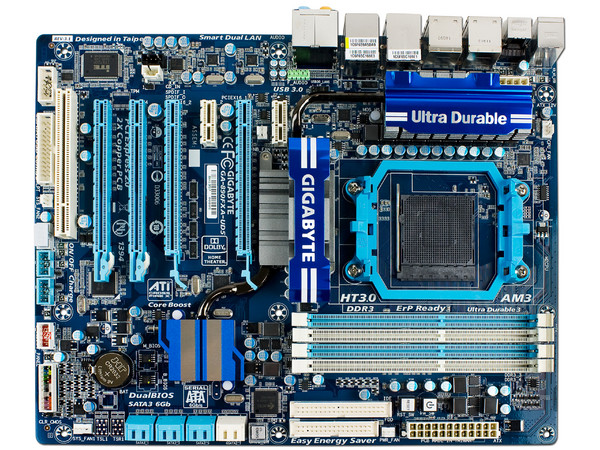 T. Madre Gigabyte GA-890FXA-UD5, ChipSet AMD 890FX,
Soporta: Phenom II X6 y X4 de Socket AM3+,
Integrado: Audio HD, Red 10/100/1000 Mbit,
USB 3.0 y Serial ATA 3.0,
Memoria: DDR3 2000(OC)/1333MHz,
Diseño ATX, Ptos: 4xPCIEX16,2xPCIEx1