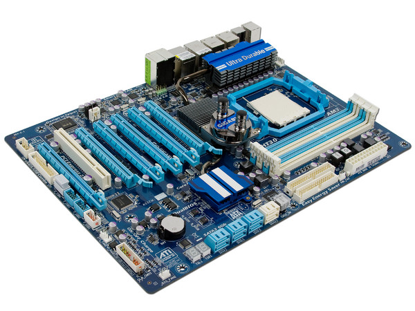 T. Madre Gigabyte GA-890FXA-UD7, ChipSet AMD 890FX,
Soporta: Phenom II X6 y X4 de Socket AM3,
Integrado: Audio HD, Red 10/100/1000 Mbit,
Memoria: DDR3 2000(OC)/1333/1066MHz,
Diseño XL-ATX, Ptos: 6xPCIEX16,1xPCI   
