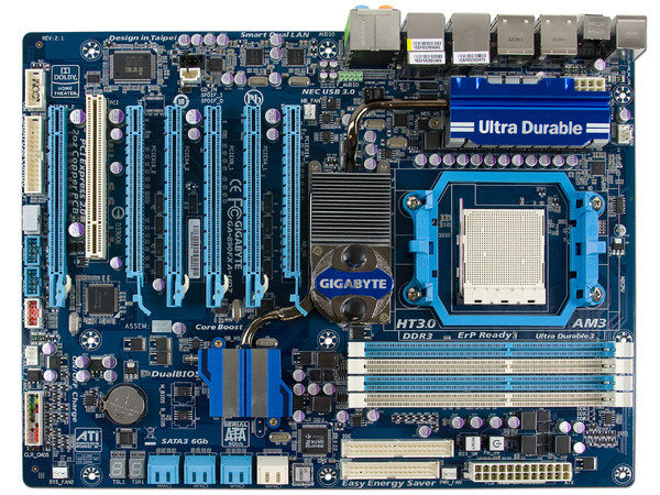 T. Madre Gigabyte GA-890FXA-UD7, ChipSet AMD 890FX,
Soporta: Phenom II X6 y X4 de Socket AM3,
Integrado: Audio HD, Red 10/100/1000 Mbit,
Memoria: DDR3 2000(OC)/1333/1066MHz,
Diseño XL-ATX, Ptos: 6xPCIEX16,1xPCI   