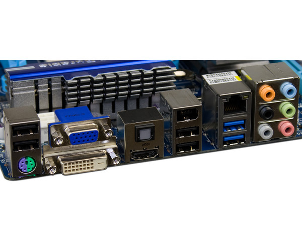 T. Madre Gigabyte GA-890GPA-UD3H, ChipSet AMD 890GX,
Soporta: Phenom II X3 y X4 de Socket AM3,
USB 3.0 y Serial ATA 3.0,
Integrado: Video Radeon HD4290, Audio HD, Red,
Memoria: DDR3 1866(OC)/1333/106