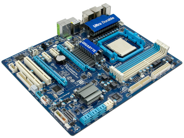 T. Madre Gigabyte GA-890XA-UD3, ChipSet  AMD 790X, 
Soporta: Phenom II X6 y X4 de Socket AM3, 
USB 3.0 y Serial ATA 3.0,, 
Memoria: DDR3 1866(OC)/1333/1066MHz, 
Diseño ATX, Ptos: 2xPCIEX16, 3xPCIEX1, 2xPCI