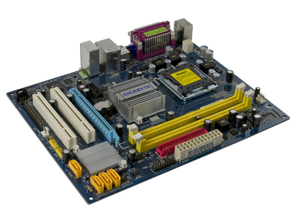 T. Madre Gigabyte GA-945GCM-S2, ChipSet Intel 945GC,
Soporta: Cel.400, DualCore/2Duo, 800/1066MHz,
Memoria: DDR2 667/533/Mhz, 2 Bancos, 4GB Max,
Integrado: Audio 5.1, Red 10/100 y Video,
Diseño: MicroATX, Ptos: 1xPCEx16, 1xPCE, 2xPCI