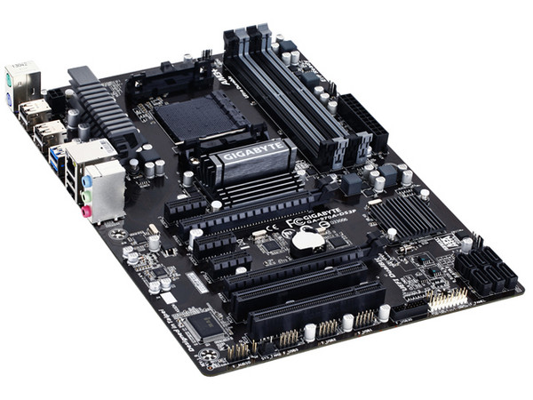 T. Madre Gigabyte 970A-DS3P, Chipset AMD 970,
Soporta: Phenom II, Athlon II y FX de Socket AM3+,
Memoria: DDR3 2000(OC)/1333/1066 MHz, Max. 32GB,
Integrado: Audio HD, Red,
SATA 3.0, USB 3.0, 
ATX, Ptos: 2xPCIEX16, 3xPCIEX1, 2xPCI