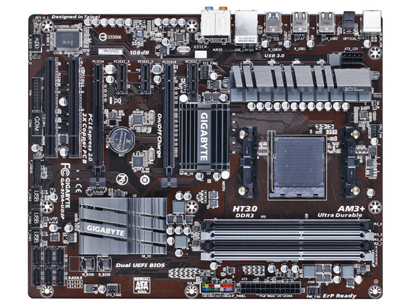 T. Madre Gigabyte 970A-UD3P, Chipset AMD 970,
Soporta: Phenom II, Athlon II y FX de Socket AM3+,
Memoria: DDR3 2000(OC)/1333/1066 MHz, Max. 32GB,
Integrado: Audio HD, Red,
SATA 3.0, USB 3.0, 
ATX, Ptos: 2xPCIEX16, 3xPCIEX1, 2xPCI