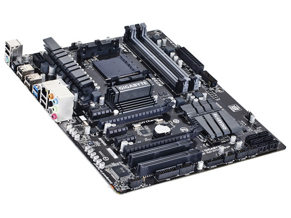 T. Madre Gigabyte 970A-UD3P, Chipset AMD 970,
Soporta: Phenom II, Athlon II y FX de Socket AM3+,
Memoria: DDR3 2000(OC)/1333/1066 MHz, Max. 32GB,
Integrado: Audio HD, Red,
SATA 3.0, USB 3.0, 
ATX, Ptos: 2xPCIEX16, 3xPCIEX1, 2xPCI