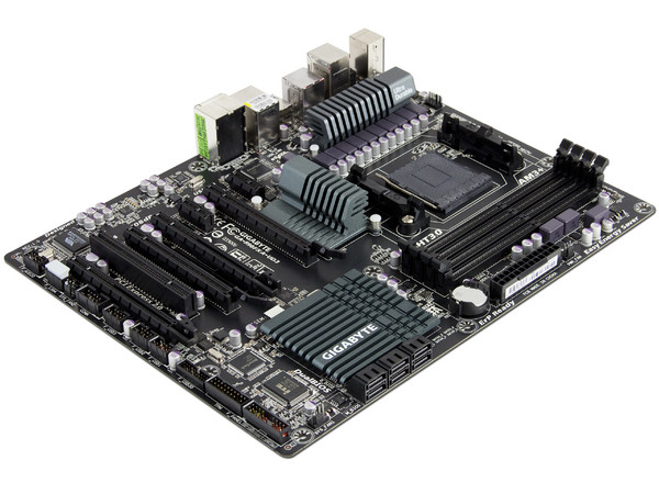 T. Madre Gigabyte GA-990FXA-UD3, ChipSet AMD 990FX,
Soporta: Phenom AMD FX/Phenom II/Athlon II Socket AM3+,
Integrado: Audio HD, Red, USB 3.0 y SATA 3.0,
Memoria: DDR3 2000(OC)/1333/1066MHz, 
ATX, Ptos: 4xPCIEX16, 2xPCIEX1