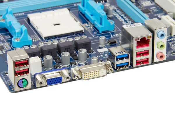 T. Madre Gigabyte GA-A75M-S2V, Chipset AMD A75,
Soporta: AMD A8, A6, A4 y E2 de Socket FM1,
Memoria: DDR3 1866/1600/1333/1066 MHz, 32GB Max,
 USB 3.0 y SATA 3.0
Integrado: Audio HD, Red,
Micro-ATX, Ptos: 2xPCIEX16, 1xPCIEX1, 1PCI.