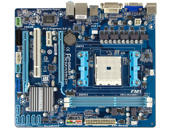 T. Madre Gigabyte GA-A75M-S2V, Chipset AMD A75,
Soporta: AMD A8, A6, A4 y E2 de Socket FM1,
Memoria: DDR3 1866/1600/1333/1066 MHz, 32GB Max,
 USB 3.0 y SATA 3.0
Integrado: Audio HD, Red,
Micro-ATX, Ptos: 2xPCIEX16, 1xPCIEX1, 1PCI.