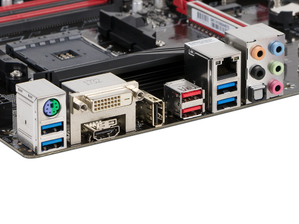 T. Madre Gigabyte GA-AB350-GAMING 3, ChipSet AMD B350, 
Soporta: AMD Ryzen/ Athlon / 7ma Gen A-Series de Socket AM4,
Memoria: DDR4 3200(O.C.)/2400/2133 MHz, 64GB Max,
Integrado: Audio HD, Red, USB 3.1 y SATA 3.0, 
ATX, Ptos: 3xPCIEx16, 2xPCIEx1.
