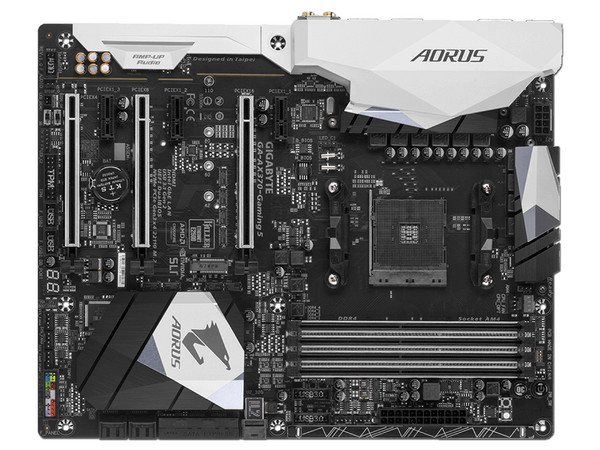T. Madre Gigabyte AORUS AX370-GAMING 5, ChipSet AMD X370, 
Soporta: AMD Ryzen/ Athlon / 7ma Gen A-Series de Socket AM4,
Memoria: DDR4 3200(O.C.)/2400/2133 MHz, 64GB Max,
Integrado: Audio HD, Red, USB 3.1 y SATA 3.0, 
ATX, Ptos: 2xPCIEx16, 3xPCIEx1.