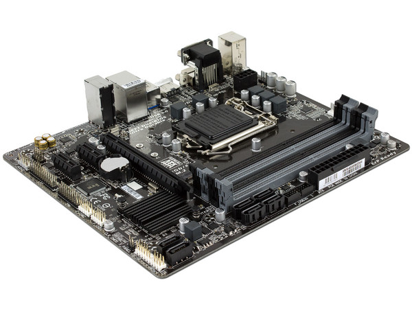T. Madre Gigabyte GA-B150M-DS3H DDR3, ChipSet Intel B150, 
Soporta: Intel Core i7/Core i5/Core i3/Pentium/Celeron de Socket 1151, 
Memoria: DDR3 1866(OC)/1600/1333 MHz, 32GB Max,
SATA 3.0, USB 3.0,
Integrado: Audio HD, Red Gigabit, 
Micro-ATX.