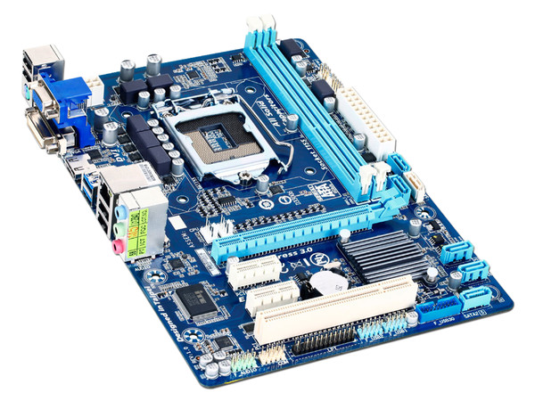 T. Madre Gigabyte GA-B75M-HD3, ChipSet Intel B75 Exp.,
Soporta: Core i7/i5/i3/Pentium/Celeron de Socket 1155,
Memoria: 2200(OC)/1600/1333/1066 MHz, 16GB Max,
Integrado: Audio HD, Red 10/100/1000,
Micro-ATX, Ptos: 1xPCIE 3.0x16, 2xPCIEx1, 1xPCI.