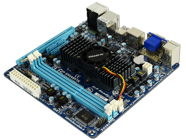 T. Madre Gigabyte GA-E350N-USB3,
Procesador AMD E-350 D.C. (1.6GHz) con
Video Radeon HD 6310,
USB 3.0 y Serial ATA 3.0,
Memoria: DDR3 1333(OC)/1066MHz, 8GB Max,
Diseño: Mini-ITX, Ptos: 1xPCIEX16