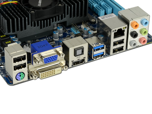 T. Madre Gigabyte GA-E350N-USB3,
Procesador AMD E-350 D.C. (1.6GHz) con
Video Radeon HD 6310,
USB 3.0 y Serial ATA 3.0,
Memoria: DDR3 1333(OC)/1066MHz, 8GB Max,
Diseño: Mini-ITX, Ptos: 1xPCIEX16