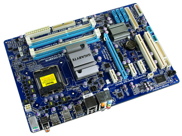 T. Madre GIGABYTE GA-EP43T-USB3, ChipSet Intel P43 Exp,
Soporta: Core 2 Quad, Core 2 Duo, 800/1066/1333MHz,
Integrado: Audio HD, Red 10/100/1000 Mbit,
Memoria: DDR3 1600/1333/Mhz, 4 Bancos, 16GBMax,
Diseño: ATX, Ptos: 1xPCEx16, 3xPCEx1, 2xPCI