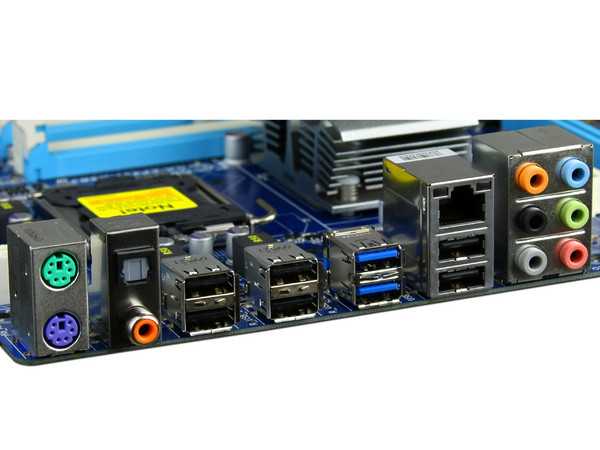 T. Madre GIGABYTE GA-EP43T-USB3, ChipSet Intel P43 Exp,
Soporta: Core 2 Quad, Core 2 Duo, 800/1066/1333MHz,
Integrado: Audio HD, Red 10/100/1000 Mbit,
Memoria: DDR3 1600/1333/Mhz, 4 Bancos, 16GBMax,
Diseño: ATX, Ptos: 1xPCEx16, 3xPCEx1, 2xPCI