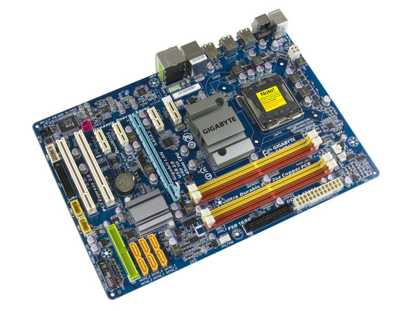 T. Madre GIGABYTE EP45-UD3L, ChipSet Intel P45 Exp,
Soporta: Core 2 Quad, Core 2 Duo, 800/1066/1333MHz,
Integrado: Audio HD, Red 10/100/1000 Mbit,
Memoria: DDR2 1066/800/Mhz, 4 Bancos, 16GB Max,
Diseño: ATX, Ptos: 1xPCEx16, 4xPCEx1, 2xPCI