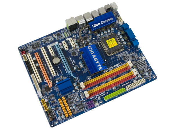 T. Madre Gigabyte GA-EP45-UD3P, ChipSet  Intel P45 Exp.,
Soporta: Extreme, Core2 Quad, Core2 Duo, 1066/1333/1600MHz,
Integrado: Audio Realtek ALC889A, Red 10/100/1000Mbit,
Memoria: DDR2 1066/1366+Mhz, Max.16GB, Diseño ATX,
Ptos: 2xPCIEX16, 3xPCIEX1