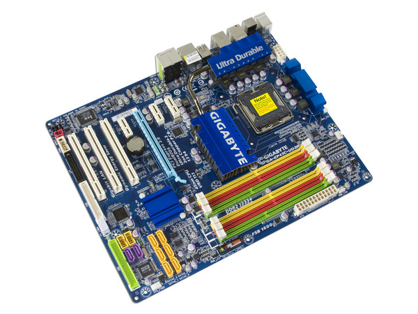 T. Madre GIGABYTE EP45C-UD3R, ChipSet Intel P45 Exp.,
Soporta: Core 2 Quad, Core 2 Duo, 800/1066/1333MHz,
Integrado: Audio HD, Red 10/100/1000 Mbit,
Memoria: DDR2 1333MHz, DDR3 2000MHz,
Diseño: ATX, Ptos: 1xPCEx16, 3xPCEx1, 3xPCI
