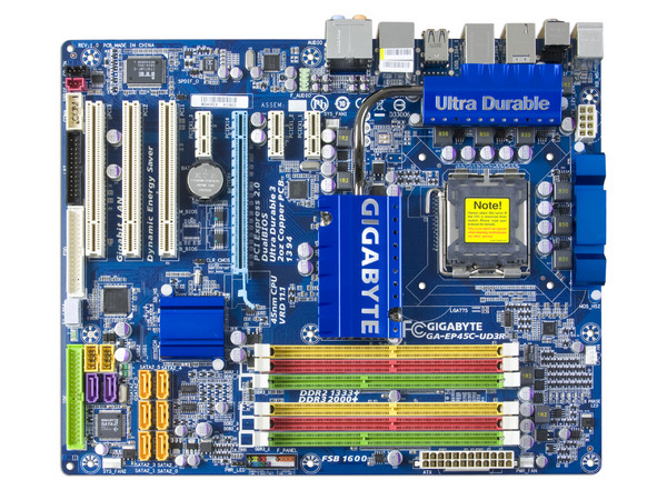 T. Madre GIGABYTE EP45C-UD3R, ChipSet Intel P45 Exp.,
Soporta: Core 2 Quad, Core 2 Duo, 800/1066/1333MHz,
Integrado: Audio HD, Red 10/100/1000 Mbit,
Memoria: DDR2 1333MHz, DDR3 2000MHz,
Diseño: ATX, Ptos: 1xPCEx16, 3xPCEx1, 3xPCI