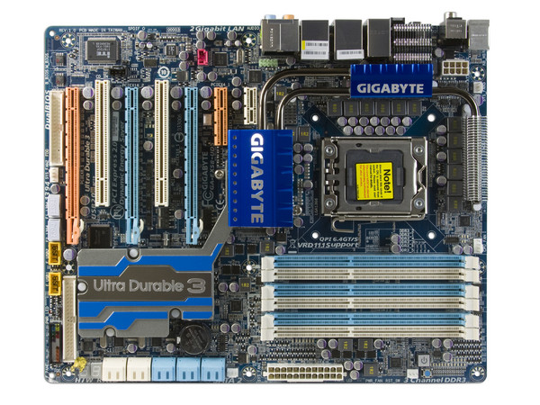 T. Madre GIGABYTE GA-EX58-UD5, ChipSet X58 Express,
Soporta: Core i7 920, 940, 965 de Socket 1366,
Integrado: Audio 7.1, Red 10/100/1000,
Memoria: DDR3 2100+/1333/1066MHz, 24GB Max,
ATX, Soporta Triple CrossFireX y Triple SLI