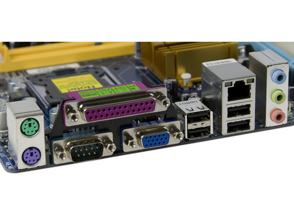 T. Madre Gigabyte G31M-ES2C, ChipSet Intel G31 Exp.,
Soporta: Core 2 Quad, Core 2 Duo, 800/1066/1333MHz,
Integrado: Audio HD, Red, Video Intel GMA 3100,
Memoria: DDR2 800/667, 2 Bancos, 4GB Max,
Diseño: MicroATX, Ptos: 1xPCEx16, 1xPCEx1, 2xPCI