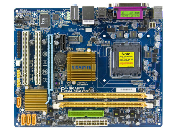 T. Madre Gigabyte G31M-ES2C, ChipSet Intel G31 Exp.,
Soporta: Core 2 Quad, Core 2 Duo, 800/1066/1333MHz,
Integrado: Audio HD, Red, Video Intel GMA 3100,
Memoria: DDR2 800/667, 2 Bancos, 4GB Max,
Diseño: MicroATX, Ptos: 1xPCEx16, 1xPCEx1, 2xPCI